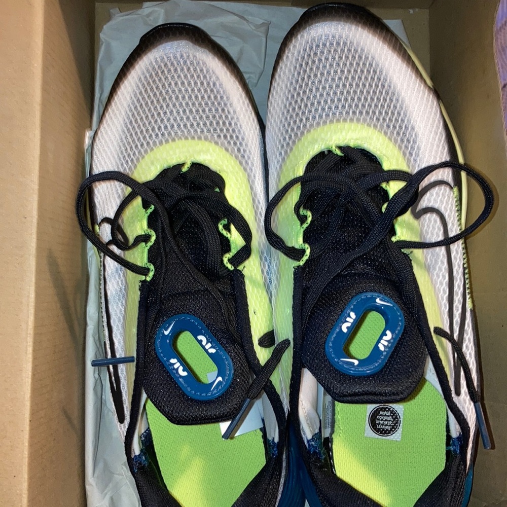 Men size 7 women’s 9.5 worn once Air Max